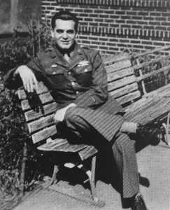 Kirby em 1945, no fim da Segunda Guerra 